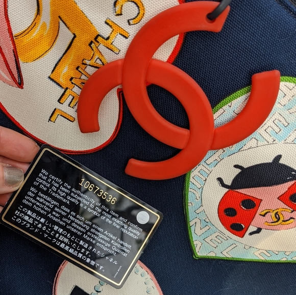 Chanel Valentine vintage tote featuring Chanel charms design motif - Picture 16 of 16